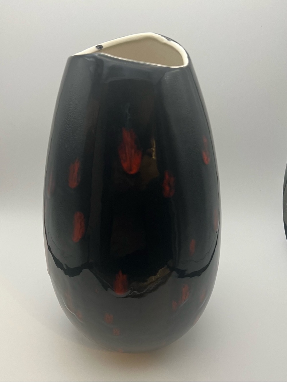 🇨🇦 MADE IN CANADA 🇨🇦
Vintage Skyway Ceramics Black & Red Drip Glaze Vase